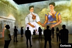 Imagen de la exposición "Immersive Frida Kahlo" en Hollywood, California, que pretende mostrar los secretos de la artista mexicana. Foto: Cortesía de Kyle Flubacker.