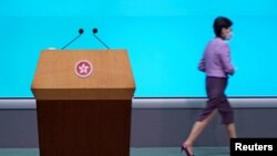 Kiongozi mkuu wa Hong Kong Carrie Lam akiondoka kwennye jukwaa baada ya kuzungumza na wandishi wa habari April 4 2022. Picha Reuters