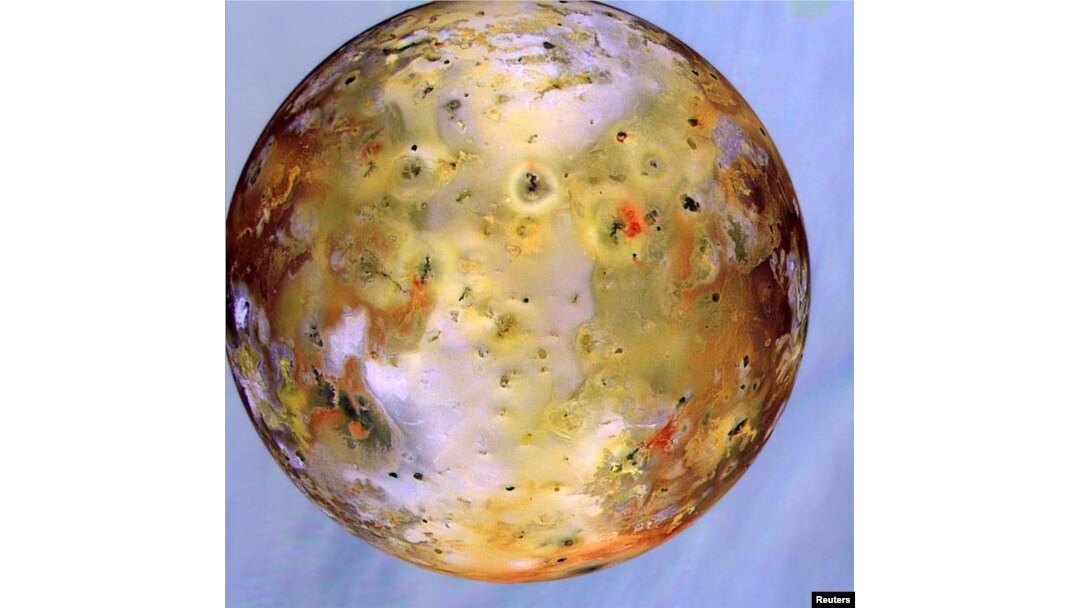 Bulan Jupiter, benda paling vulkanik di tata surya, terlihat di depan atmosfer berawan Jupiter. (Foto: Reuters)