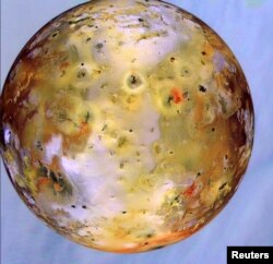 Bulan Jupiter, benda paling vulkanik di tata surya, terlihat di depan atmosfer berawan Jupiter. (Foto: Reuters)