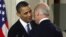 ARCHIVO - El vicepresidente Joe Biden y el presidente Barack Obama tras presentar el proyecto de ley de atención médica en el Salón Este de la Casa Blanca en Washington, el 23 de marzo de 2010.
