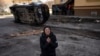 Tanya Nedashkivs'ka, 57, meratapi kematian suaminya yang terbunuh di Bucha, pinggiran Kota Kyiv, Ukraina, pada 4 April 2022. Masyarakat internasional mengutuk Rusia setelah bukti menunjukkan telah terjadi pembunuhan warga sipil yang disengaja oleh pasukan Rusia. (Foto: AP) 