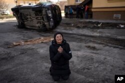 Tanya Nedashkivs'ka, 57, berduka atas kematian suaminya yang terbunuh di Bucha, di pinggiran Kyiv, Ukraina, Senin, 4 April 2022. (Foto: AP)