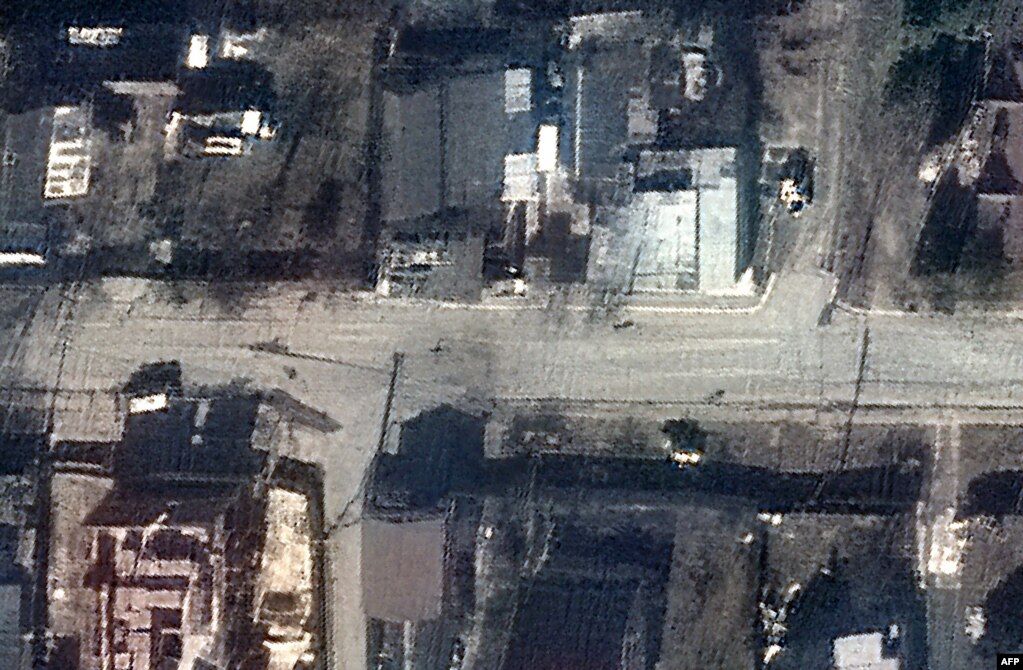 美国知名卫星影像公司“马克萨尔技术公司”（Maxar）4月4日发布的乌克兰布查镇3月19日街景，街道上倒着数名身穿平民衣服的尸体。(photo:VOA)