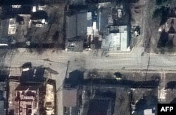 美国知名卫星影像公司“马克萨尔技术公司”（Maxar）4月4日发布的乌克兰布查镇3月19日街景，街道上倒着数名身穿平民衣服的尸体。