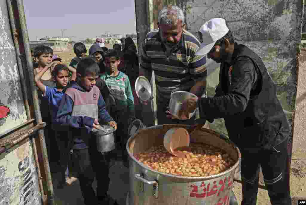 فلسطین میں افطار تقسیم کرنے کا ایک منظر۔