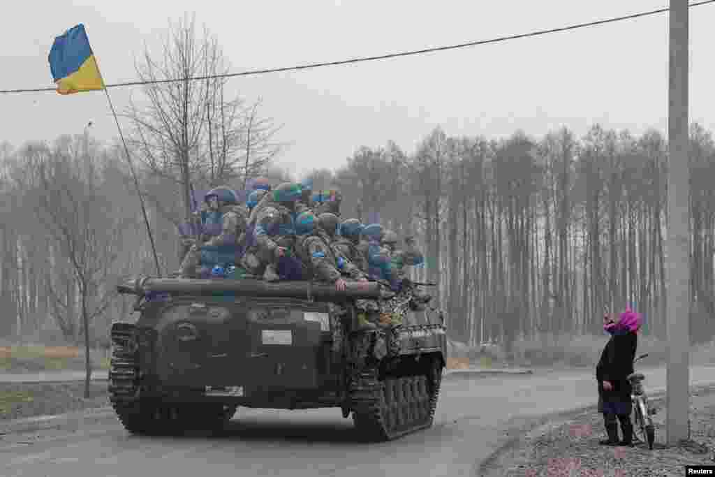 Una mujer saluda a los miembros del servicio ucraniano en la región de Chernihiv, Ucrania, el 2 de abril de 2022.