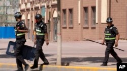 在新疆街头巡逻的警察（资料照片）