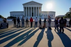 5일 새 회기를 시작한 미국 워싱턴 연방 대법원 건물 앞에서 낙태 반대 운동가들의 시위가 열렸다.