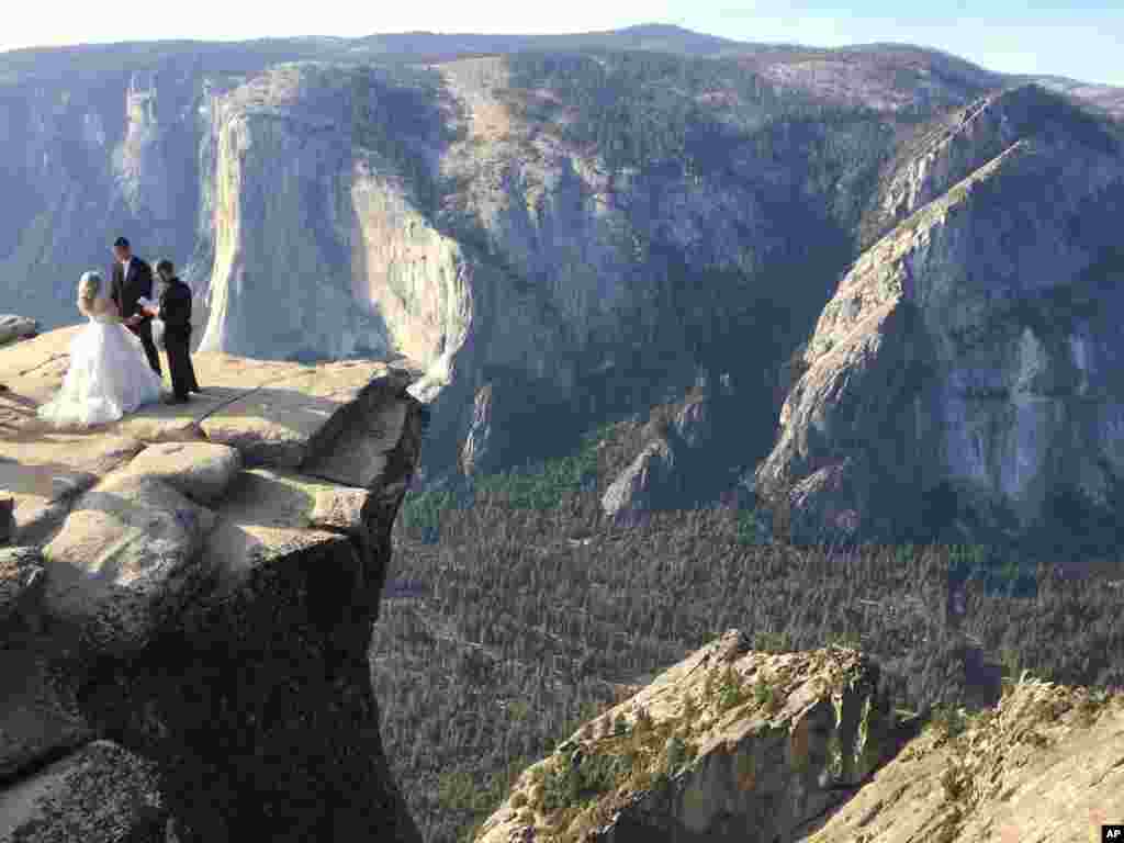 مراسم ازدواج یک زوج بر روی یکی از بلندترین قله های پارک ملی یوسیمیتی در کالیفرنیا. این پارک آبشار معروفی هم دارد.