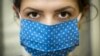 نمونه‌ای از استفاده نادرست ماسک: ماسک به درستی روی صورت قرار نگرفته است، اطراف آن شکاف باز دارد، و چون تا زیر چشم بالا آمده است،‌ در صورت استفاده از عینک، موجب بخار کردن آن می‌شود.