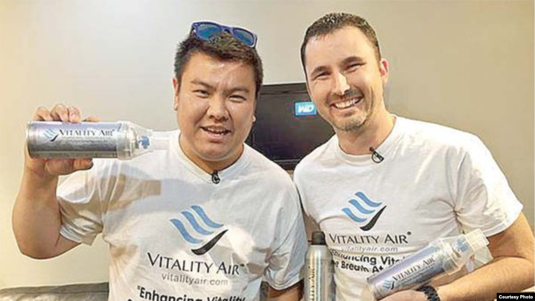“提神空气”公司创始人摩西·拉姆和特洛伊·帕凯特（哈里森·王提供）