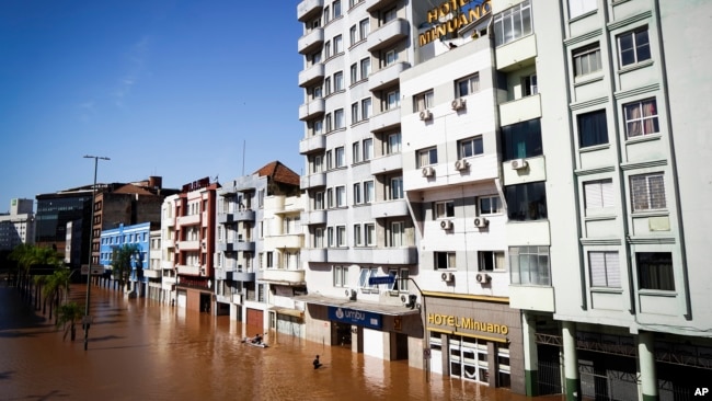 Una calle inundada tras fuertes lluvias en Porto Alegre, estado de Rio Grande do Sul, Brasil, el lunes 6 de mayo de 2024