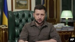 En esta imagen de un video proporcionado por la Oficina de Prensa Presidencial de Ucrania, el presidente ucraniano Volodymyr Zelenskyy habla desde Kiev, Ucrania, el martes 5 de abril de 2022. (Oficina de Prensa Presidencial de Ucrania vía AP)