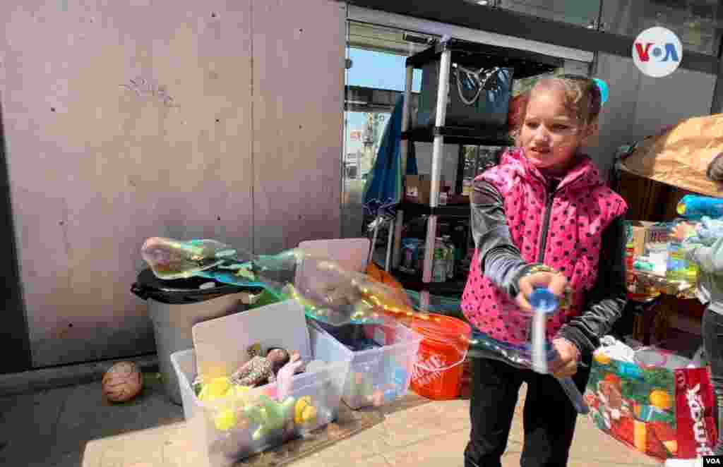 Los voluntarios ucranianos ofrecen seguridad, comida al gusto de los refugiados y distracción para los niños.