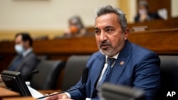 El representante Ami Bera, demócrata por California, habla durante la audiencia de la Comisión de Asuntos Exteriores de la Cámara de Representantes sobre las prioridades de política exterior de la administración en Capitol Hill el miércoles 10 de marzo de 2021 en Washington. (Ting Shen/Piscina vía AP)