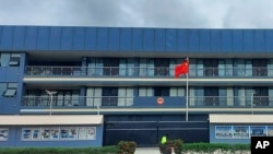 ARCHIVO - La bandera nacional china ondea frente a la embajada china en Honiara, Islas Salomón, el 1 de abril de 2022.