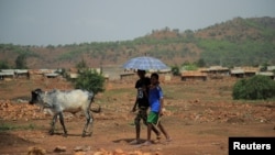 Des enfants réfugiés érythréens marchent à l'extérieur du camp de réfugiés d'Adi Harush dans la ville de Mai Tsberi dans la région du Tigré, en Éthiopie, le 26 juin 2021.