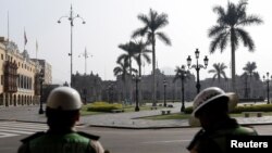 Polisi mengawasi Plaza de Armas di depan Istana Pemerintah setelah Presiden Peru Pedro Castillo memberlakukan jam malam di ibu kota Peru, Lima, dalam upaya untuk mengekang protes terhadap kenaikan BBM dan pupuk, 5 April 2022. (REUTERS/Angela Ponce)