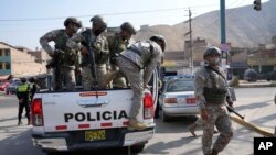 Las fuerzas especiales de la policía llegan a un puesto de control en el distrito de Manchay, en las afueras de Lima, Perú, el martes 5 de abril de 2022. 