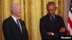 Predsednik Džo Bajden i bivši predsednik Barak Obama u Beloj kući 5. aprila 2022. (Foto: Reuters/Leah Millis)