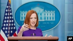 La secretaria de prensa de la Casa Blanca, Jen Psaki, en un intercambio con reporteros en Washington DC, el 5 de abril de 2022.