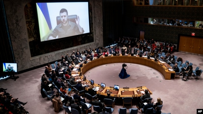 Para anggota DK PBB di New York mendengarkan pidato Presiden Ukraina Volodymyr Zelenskyy dari Kyiv, Ukraina hari Selasa (5/4).