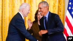 Mantan Presiden Barack Obama (kanan) mengunjungi Presiden AS Joe Biden di Gedung Putih, disaksikan Wapres Kamala Harris hari Selasa, 5 April 2022. 