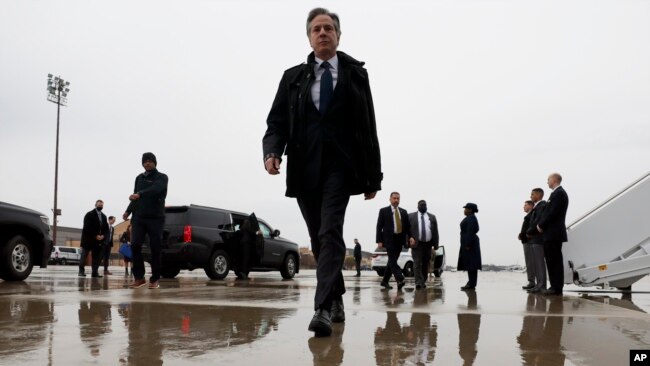 El secretario de Estado, Antony Blinken, camina para abordar un avión en la Base de la Fuerza Aérea Andrews, Maryland, el martes 5 de abril de 2022. Blinken se dirige a Bruselas. (Evelyn Hockstein/Foto de la piscina vía AP)