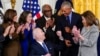 Presidenti Joe Biden shikon nga ish-Presidenti Barack Obama pas nënshkrimit në Shtëpinë e Bardhë të urdhërit ekzekutiv për kujdesin shëndetësor (5 prill 2022)