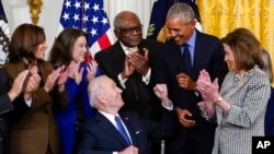 Вице-президент США Камала Харрис (крайняя слева), Джо Байден, Барак Обама, спикер Палаты представителей Нэнси Пелоси (крайняя справа)
