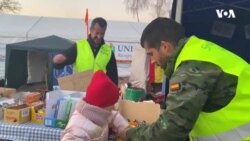 İspaniyadan könüllülər Ukrayna-Polşa sərhədində ukraynalı qaçqınlara yardım edir