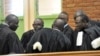 Des avocats à l'ouverture du procès, le 27 avril 2017 à la Haute Cour de justice de Ouagadougou, de l'ex président Blaise Compaoré, et plusieurs ex ministres poursuivis pour les faits d'octobre 2014 qui a tué Thomas Sankara et 15 autres. (Photo Ahmed OUOBA / AFP)