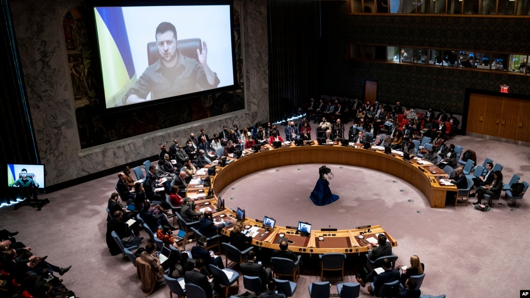 Perezida wa Ukraine Volodymyr Zelenskyy ashikiriza ijambo akanama ka ONU kajejwe amahoro n'umutekano, kw'itariki 5/04/2022, ku cicaro ca ONU i New York akoresheje ubuhinga bwa Videwo. 