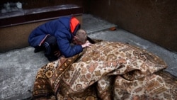 乌克兰布查镇的一个男子在哀悼他的一名被俄军杀死的朋友。（2022年4月5日）