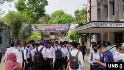 সাভার মডেল থানার সামনে ভিড় করে আছে ছাত্র-ছাত্রীরা। 