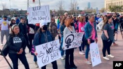Aktivistët në favor të së drejtës së abortit duke protestuar përpara Kapitolit të Oklahomas (5 prill 2022)