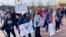 Aktivistët në favor të së drejtës së abortit duke protestuar përpara Kapitolit të Oklahomas (5 prill 2022)