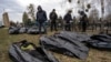 Policías con ayuda de voluntarios civiles recogen los cuerpos de ucranianos asesinados en Bucha por lo que Ucrania y las naciones occidentales acusan a Rusia de crímenes de guerra en esa ciudad periférica en la región de Kiev. (Foto Archivo / AP)