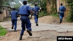 Des policiers chassent des manifestants à Bujumbura, le 20 mai 2015. (AP Photo/Jerome Delay)