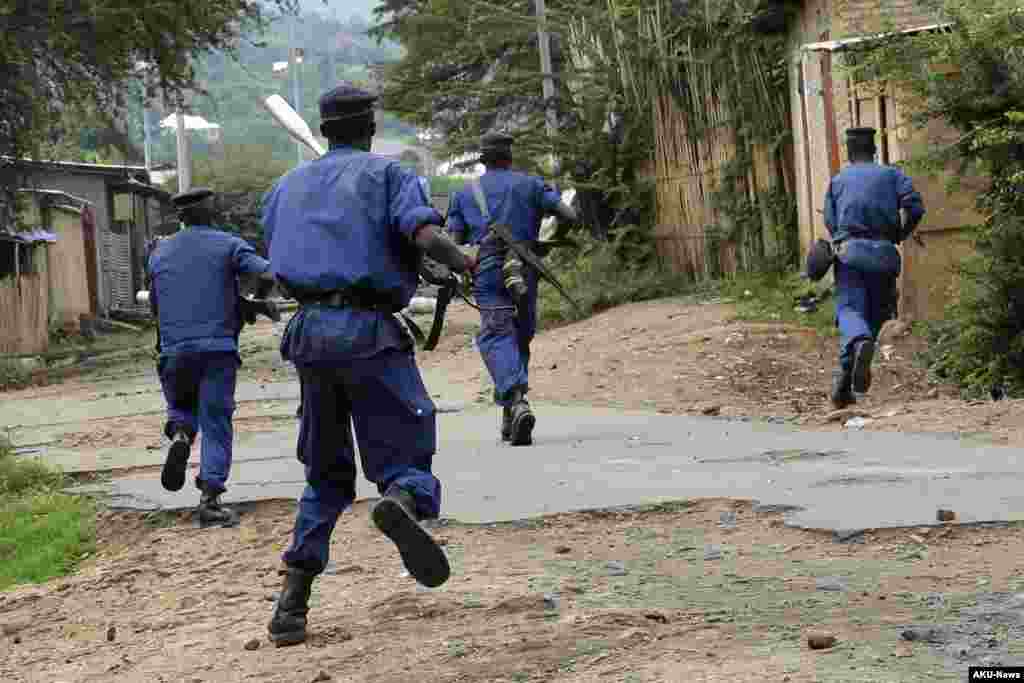 A polícia corre atrás dos manifestantes no bairro Musaga de Bujumbura, 20 de Maio, 2015