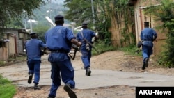 Des policiers burundais pourchassent des manifestants à Bujumbura, le mercredi 20 mai 2015.