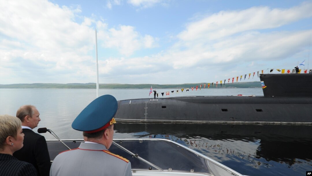 Presiden Rusia Vladimir Putin (kiri) menyaksikan kapal selam nuklir milik Armada Utara untuk menandai Hari Angkatan Laut, di Severomorsk, Rusia, 27 Juli 2014.
