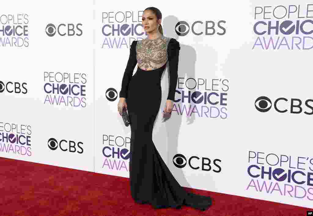 នាង Jennifer Lopez បានមកដល់ពិធីផ្តល់ពានរង្វាន់ People's Choice Awards នៅសាលក្រុមហ៊ុន Microsoft កាលពីថ្ងៃពុធ នៅទីក្រុង Los Angeles។