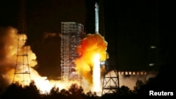 24일 새벽 중국 쓰촨성 시창 위성발사센터에서 달 탐사위성을 탑재한 창정 3호가 발사되고 있다. 