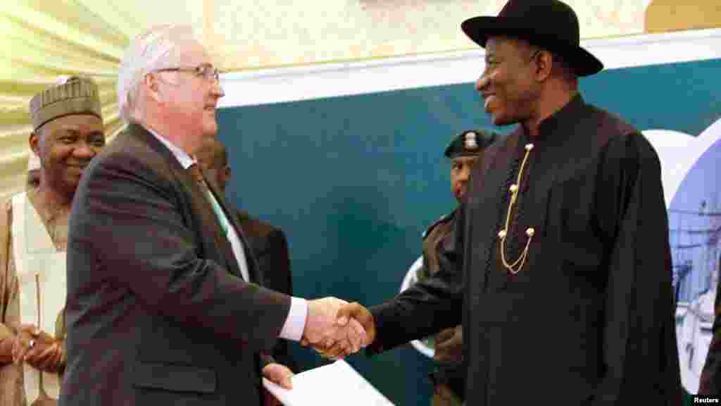 Don Priestman, CEO of Transmission Company of Nigeria (TCN) shakes hands with Nigeria&#39;s President Goodluck Jonathan (R) during the Presidential Power Reform Transactions signing ceremony.