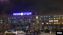 位於莫斯科的普京大外宣“今日俄羅斯”傳媒集團總部，夜晚仍然工作，燈火通明。當地過去也是俄新社和蘇聯通訊社所在。（美國之音白樺拍攝）