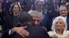 2012年4月23日华盛顿：美国总统奥巴马在大屠杀博物馆和诺贝尔和平奖得主埃利·维瑟尔拥抱