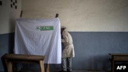 Un électeur arrive dans un isoloir dans un bureau de vote à Antananarivo, le 7 novembre 2018.