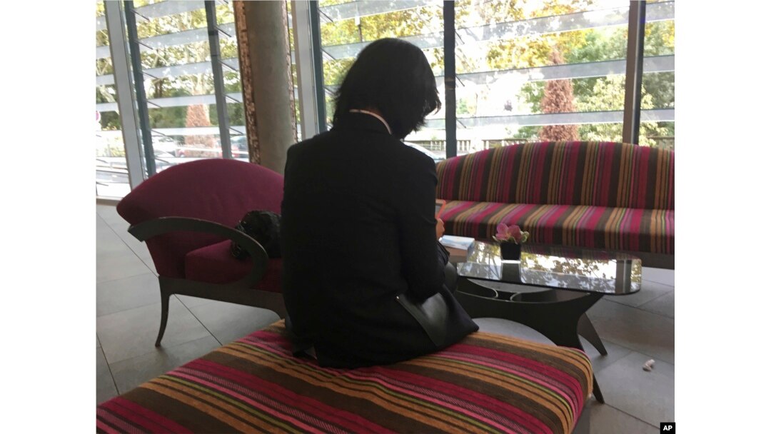 被中国国家监委扣押和调查的国际刑警组织主席孟宏伟的妻子格蕾丝·孟2018年10月7日在法国中部里昂的一家酒店大堂查看手机。她不让拍摄正面照片。